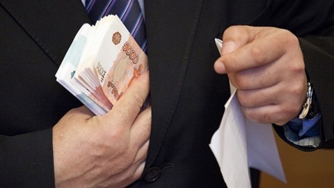 Средняя зарплата в аппарате правительства снизилась до 231,8 тыс рублей