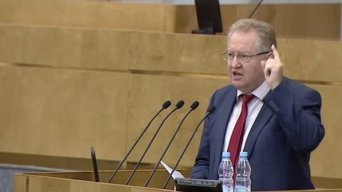 КПРФ предлагает снова урезать зарплаты чиновников