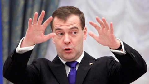 Медведев поручил разработать стратегию поэтапного увеличения МРОТ